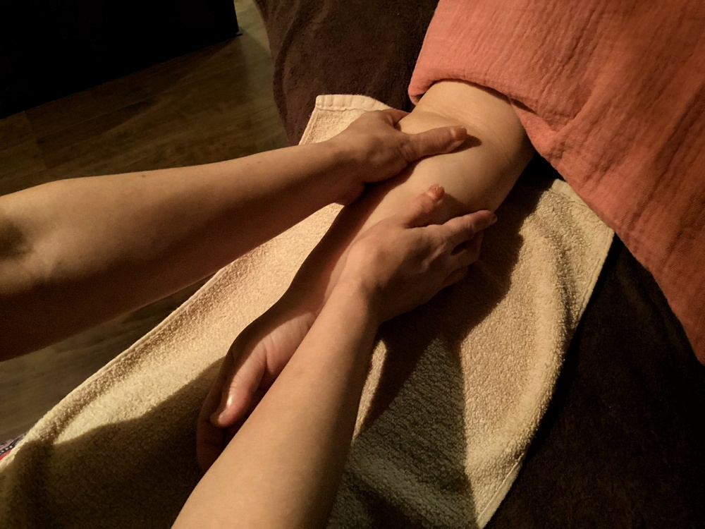 三島市にあるマッサージ店「リラクゼーションサロンLotus(ロータス)」の腕のマッサージ写真