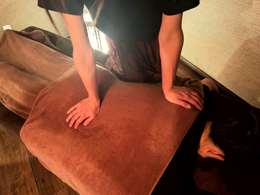 三島市にあるマッサージ店「リラクゼーションサロンLotus(ロータス)」のマッサージ写真