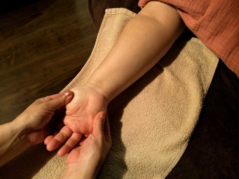 三島市にあるマッサージ店「リラクゼーションサロンLotus(ロータス)」のハンドマッサージ写真